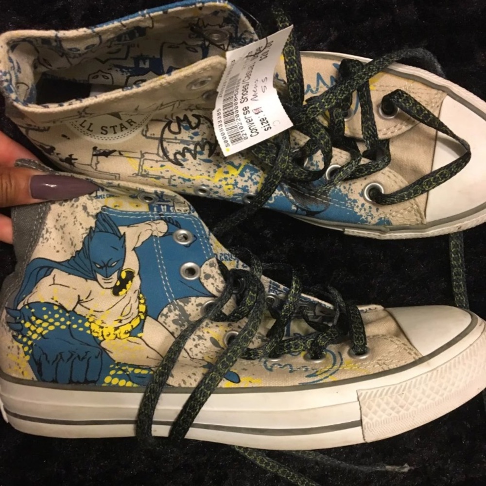 Batman converses